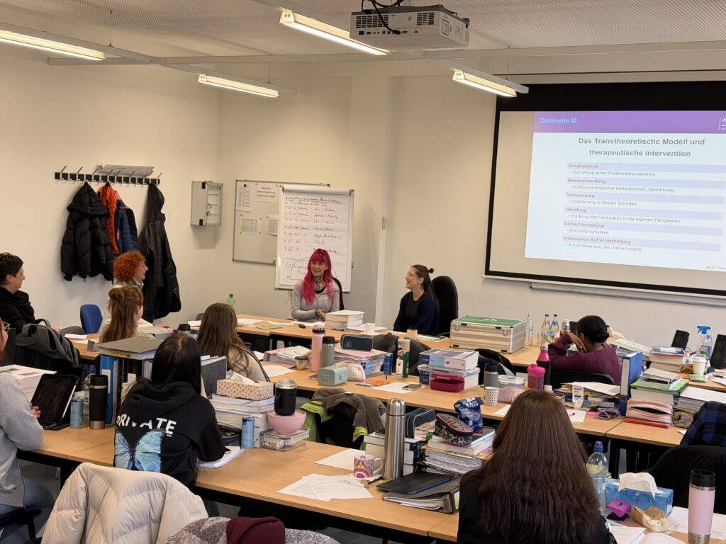 Unterrichtsszene am Pflege-Campus: Frau Hausdorf und Frau Liebezeit vermitteln einer Klasse künftiger Pflegekräfte Wissen zu Suchtprävention und Cannabis