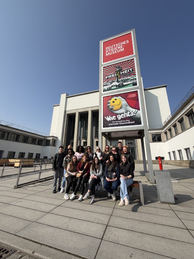 Gruppenfoto-Auszubildende in Dresden vor dem Hygienemuseum