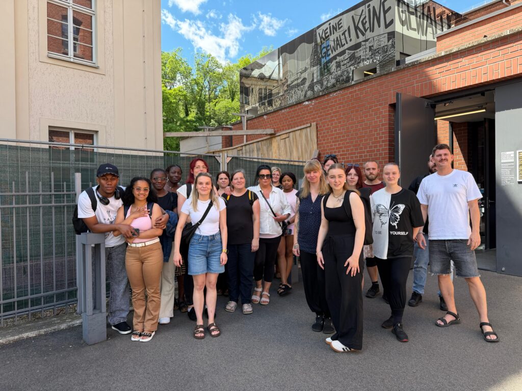 Gruppenbild am Andreasstraße-Denkmal